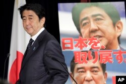 Pemimpin Partai Demokrat Liberal oposisi terbesar Jepang Shinzo Abe tiba untuk konferensi pers di Tokyo, Jumat, 16 November 2012. (Foto: AP)