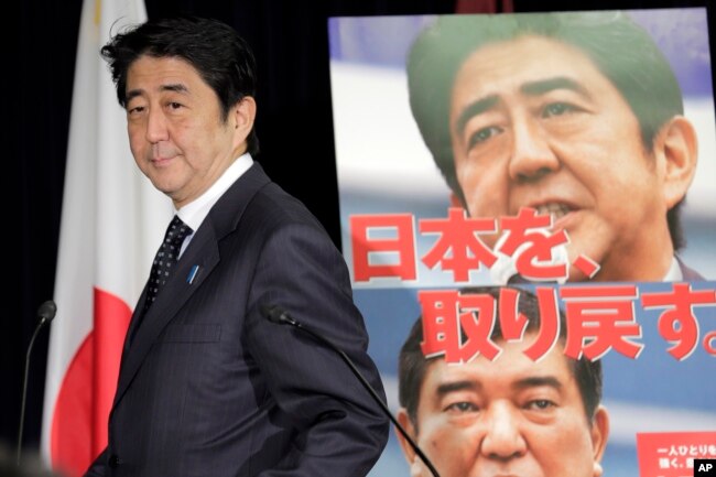 Pemimpin Partai Demokrat Liberal oposisi terbesar Jepang Shinzo Abe tiba untuk konferensi pers di Tokyo, Jumat, 16 November 2012. (Foto: AP)