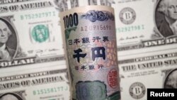 Yenes japoneses y dólares estadounidenses en imagen ilustrativa tomada el 16 de junio de 2022. REUTERS/Florence Lo/Illustration