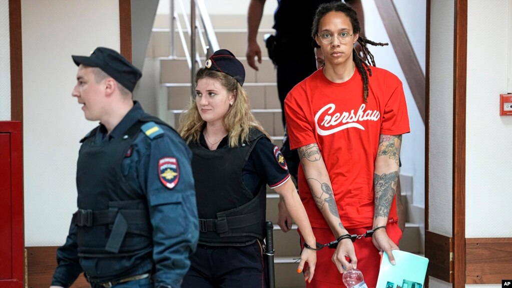 美国篮球明星布兰妮·格里纳被带进莫斯科郊外的一家法庭（2022年7月7日）(photo:VOA)