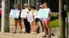 Članice crkve u Klintonu u Misisipiju stoje ispred ženske klinike u Džeksonu, sa transparentima protiv abortusa, 15. juna 2022. 