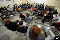 ARSIP - Ibadah untuk memperingati sekitar 600 pria yang menjadi subjek dalam studi sifilis Tuskegee di dekat Tuskegee, Alabama, 3 April 2017. (Foto AP/Jay Reeves, File)