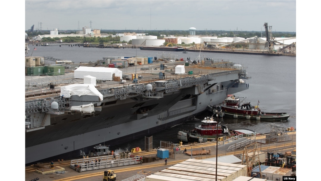 2020年8月停靠在諾福克海軍造船廠喬治HW布殊號航空母艦。圖片來源美國海軍。