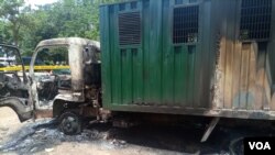 A prison vehicle burned by gunmen who attacked the medium-security prison in Abuja, July 5, 2022. (Timothy Obiezu/VOA)