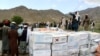  افغان مرد گیان میں ایک حالیہ زلزلے کے بعد امدادی سامان حاصل کرنےکے لئےاکٹھے ہیں: فائل فوٹو