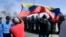Policías antidisturbios enfrentan a manifestantes en la "Ruta Viva", una de las vías hacia el aeropuerto internacional de Quito, Ecuador, en el marco de protestas indígenas para pedir la reducción del precio del combustible, el 17 de junio de 2022.