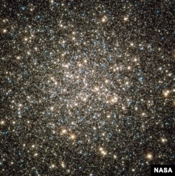 Šiame NASA Hablo kosminiu teleskopu užfiksuotame vaizde matyti M13 arba Heraklio žvaigždynas, esantis 25 000 šviesmečių nuo Žemės.  Vaizdo kreditai: NASA, ESA ir Hablo paveldo komanda)
