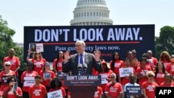 Лидер большинства в Сенате Чак Шумер выступает на митинге против насилия с применением огнестрельного оружия 8 июня 2022 года в Вашингтоне