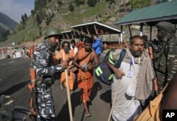 Tentara berjaga-jaga saat umat Hindu memulai ziarah tahunan Amarnath Yatra ke gua es Himalaya, di Chandanwari, Pahalgam, selatan Srinagar, Kashmir yang dikuasai India, Kamis, 30 Juni 2022. (Foto AP)