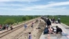 En esta foto proporcionada por Dax McDonald, un tren de pasajeros de Amtrak yace de costado después de descarrilarse cerca de Mendon, Missouri, el 27 de junio de 2022.
