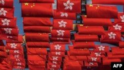 香港街头为庆祝香港主权回归中国25周年而悬挂的中国和香港旗帜。（2022年6月28日）