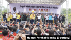 Deklarasi dukungan Otsus dan DOB oleh Bupati Mimika, Eltinus Omaleng, Rabu (15/6). (Foto: Humas Pemkab Mimika)