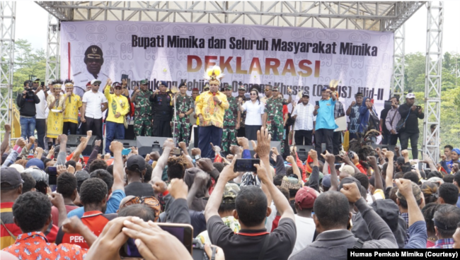 Deklarasi dukungan Otsus dan DOB oleh Bupati Mimika, Eltinus Omaleng, Rabu (15/6). (Foto: Humas Pemkab Mimika)