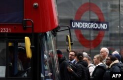 Para komuter berusaha naik bus di luar stasiun kereta api Victoria di London selama pemogokan 24 jam oleh hampir 4.000 staf stasiun Kereta Bawah Tanah London, 6 Juni 2022. (Foto: HOLLIE ADAMS / AFP)