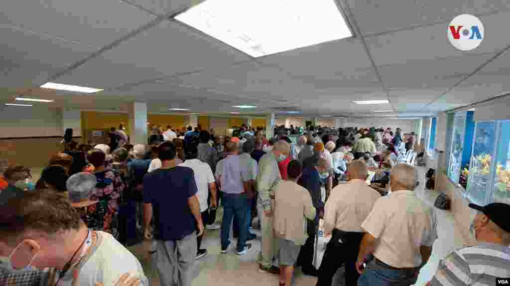 Desde las primeras horas de la mañana se observa masiva participación en el puesto votación San Pedro en la ciudad de Bucaramanga. [Foto Heider Logatto Cuadros].