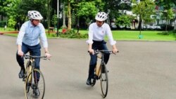 Ինդոնեզիայի նախագահ Ջոկո Վիդոդոն Ավստրալիայի նոր վարչապետ Էնթոնի Ալբանեզին անսովոր նվեր մատուցեց՝ բամբուկե հեծանիվ