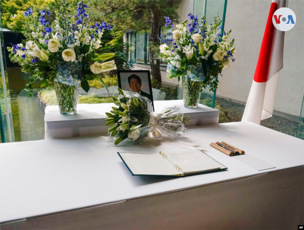 En la embajada de Japón en Washington, Estados Unidos, también fue puesto un pequeño altar con flores y una fotografía. Hasta ahí llegó el presidente Joe Biden a dejar un mensaje de condolencia.