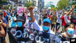 Pengunjuk rasa anti-kudeta saat berdemonstrasi di Yangon, Myanmar. (Foto: AP)