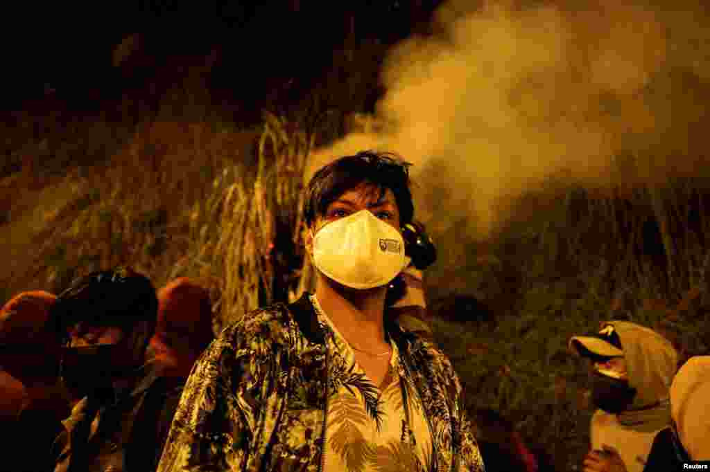 Una manifestante usa una máscara protectora mientras manifestantes indígenas de todo Ecuador marchan hacia la capital Quito, el 20 de enero de 2022.