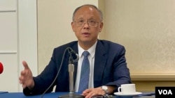 资料照片：台湾行政院政务委员兼经贸总谈判代表邓振中2022年7月1日在华盛顿举行华文媒体记者会。 （美国之音锺辰芳拍摄）
