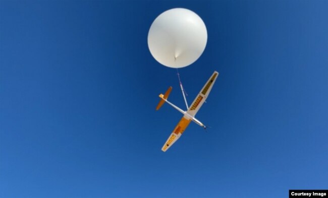 The engineering team carried out a tethered launch of an early version of the sailplane, in which it slowly descended to Earth attached to a balloon. (Image Credit: University of Arizona)