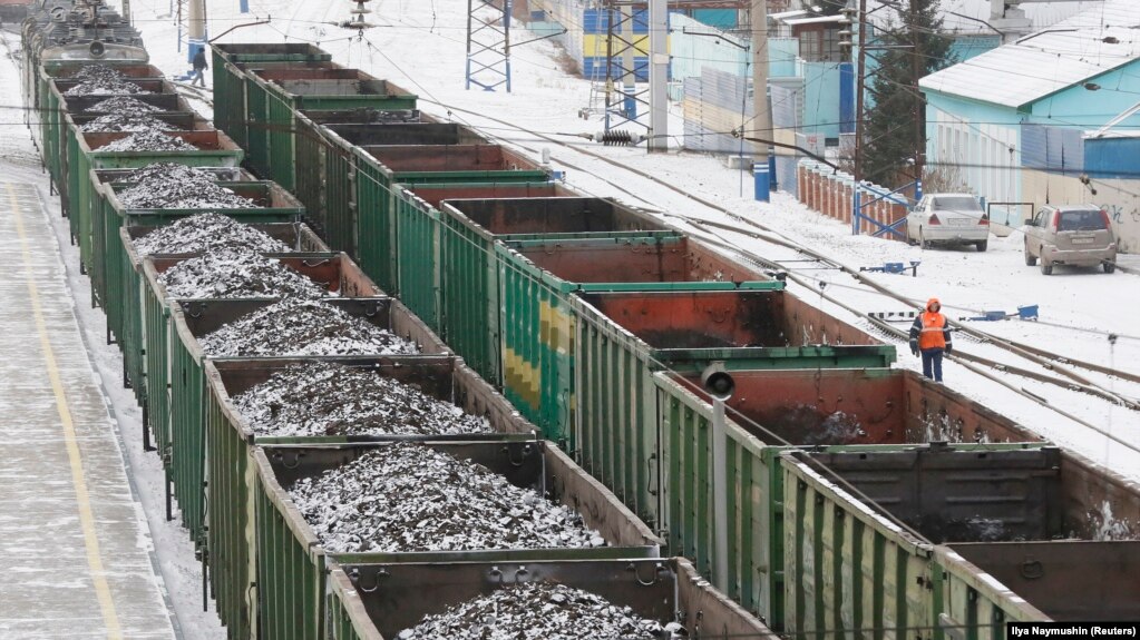 俄罗斯西伯利亚的克拉斯诺亚尔斯克市，出口的煤炭装满一列列车皮。-路透社资料照(photo:VOA)