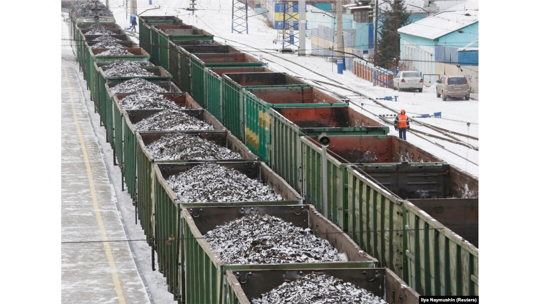 Kereta bermuatan batu bara terlihat di stasiun kereta api Zlobino di kota Krasnoyarsk, Siberia, Rusia, 26 November 2014. (Foto: Reuters)