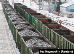 Kereta bermuatan batu bara terlihat di stasiun kereta api Zlobino di kota Krasnoyarsk, Siberia, Rusia, 26 November 2014. (Foto: Reuters)