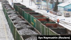 资料照：俄罗斯西伯利亚城市克拉斯诺亚尔斯克的火车站停靠着满载煤炭的火车。（2014年11月26日）