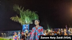 Un mannequin marche sur la piste lors de la "Femme Fashion Show", un défilé de mode organisé dans la ville de Goma, en RDC, le 9 Juillet 2021. (Zanem Nety Zaidi/ VOA).