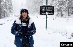 Andrea Igliozzi en otra asignación periodística bajo la nieve. Foto cortesía.