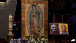 Las fotos de los sacerdotes jesuitas asesinados en el estado de Chihuahua, México, son expuestos en una iglesia católica de la Ciudad de México el 21 de junio de 2022.