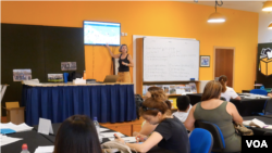 Cada viernes se imparten clases gratuitas de catalán. En la imagen, Marta, una de las profesoras voluntarias, enseña nuevo vocabulario.