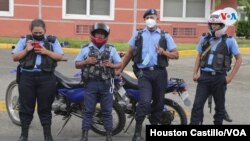 Policía (de mascarilla blanca) en las afueras del Ministerio Público de Nicaragua haciendo proselitismo político. Foto archivo, VOA
