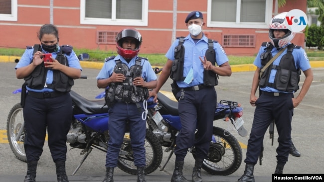 Policía (de mascarilla blanca) en las afueras del Ministerio Público de Nicaragua haciendo proselitismo político. Foto archivo, VOA