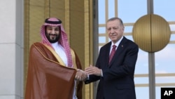 Presiden Turki Recep Tayyip Erdogan (kanan) menjabat tangan Putra Mahkota Arab Saudi Mohammed bin Salman dalam acara sambutan kunjungan Salman ke Ankara, pada 22 Juni 2022. (Foto: AP/Burhan Ozbilici)