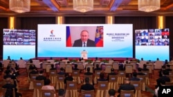 22일 중국 베이징에서 진행된 '브릭스(BRICS)' 비즈니스포럼 개막식에서 블라디미르 푸틴 러시아 대통령이 화상 연설하고 있다. 