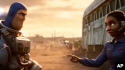 Disney Pixar menampilkan karakter Buzz Lightyear, disuarakan oleh Chris Evans, kiri, dan Alisha Hawthorne, disuarakan oleh Uzo Aduba, dalam sebuah adegan dari film animasi "Lightyear," yang dirilis pada 17 Juni 2022. (Foto: via AP)