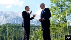 Prezidan Joe Biden ak Chanselye Alman an Olaf Scholz pale pandan yon rankont bilateral nan some G7 la nan vil Elmau, Almay, Dimanch 26 Jyen 2022. 