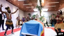 Des danseurs se produisent à côté du cercueil du premier Premier ministre de la République démocratique du Congo, Patrice Lumumba, lors d'une cérémonie d'hommage au héros de l'indépendance à l'ambassade congolaise à Bruxelles le 21 juin 2022. (Photo Kenzo