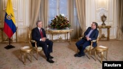 El presidente de Colombia, Iván Duque, habla con el presidente electo de Colombia, Gustavo Petro, durante una reunión de transición del gobierno nacional en la Casa de Nariño en Bogotá, Colombia, el 23 de junio de 2022.