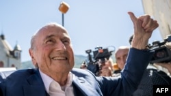 Former FIFA President Sepp Blatter gives a thumb up as he leaves Switzerland's Federal Criminal Court after the verdict of his trial over a suspected fraudulent payment, in the southern Switzerland city of Bellinzona, on July 8, 2022.