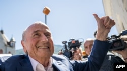 Mantan presiden FIFA Sepp Blatter mengacungkan jempol saat meninggalkan Pengadilan Kriminal Federal Swiss setelah putusan persidangannya atas dugaan kecurangan, di Bellinzona, Swiss selatan, pada 8 Juli 2022. (Foto: AFP)