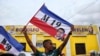 Un partidario celebra después de que el exguerrillero de izquierda Gustavo Petro ganara la segunda vuelta de las elecciones presidenciales en Cali, Colombia, el domingo 19 de junio de 2022. 