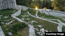 Uništena većina spomen-ploča na Partiznaskom groblju u Mostaru, 14. juni 2022. (Fotografiju Radiju Slobodna Evropa ustupio Dragan Markovina)