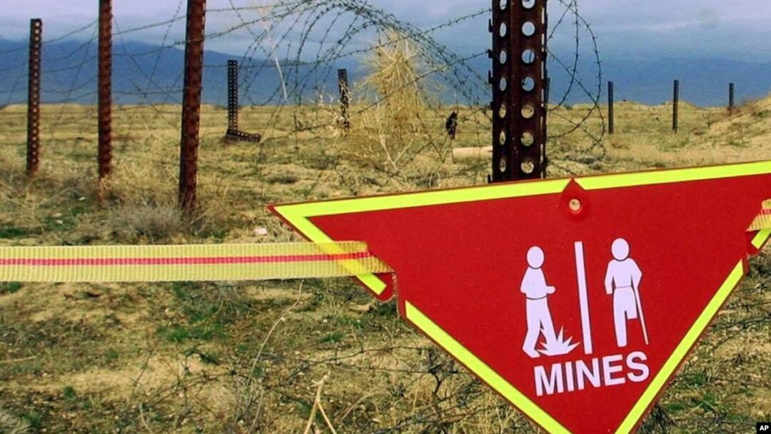 ARHIVA - Međunarodno upozorenje na mine u vazduhoplovnoj bazi Bagram u Avganistanu (Foto: AP/Mikhail Metzel)