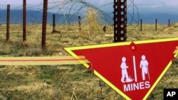 ARHIVA - Međunarodno upozorenje na mine u vazduhoplovnoj bazi Bagram u Avganistanu (Foto: AP/Mikhail Metzel)