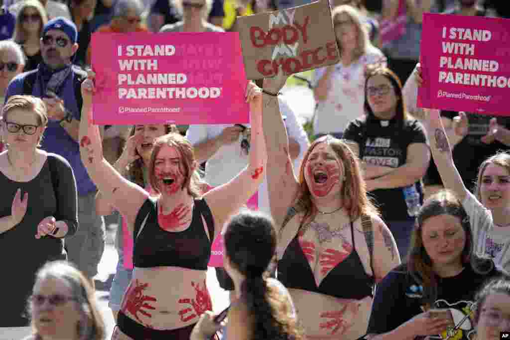 Para pendukung hak-hak aborsi melakukan protes atas putusan Mahkamah Agung AS membatalkan hak aborsi dalam aksi di kota Pittsburgh, Pennsylvania Jumat (24/6).