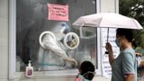 Un trabajador de la salud toma una muestra de hisopo de una niña para analizar el coronavirus COVID-19 en una estación de prueba de ácido nucleico en Beijing, China, el 22 de junio de 2022.