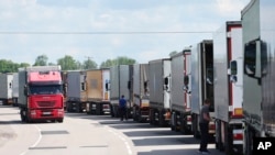 Kamionët qëndrojnë në pikën e kontrollit ndërkombëtar doganor Chernyshevskoye në kufirin ruso-lituanez në rajonin e Kaliningradit, Rusi (22 qershor 2022).